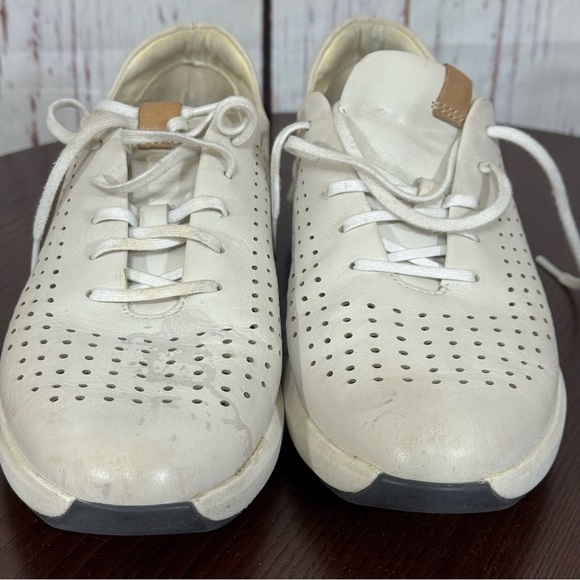 CLARK’s Unstructured Women's Cream Leather Sneakers Removable cushion Size 8 GUC - Picture 2 of 16